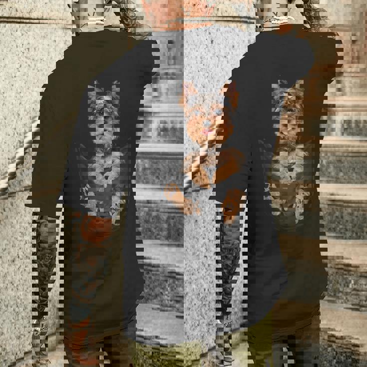 ヨークシャーテリアをポケットに入れて、ヨーキー犬愛好家に。 メンズTシャツ バックプリント 彼への贈り物