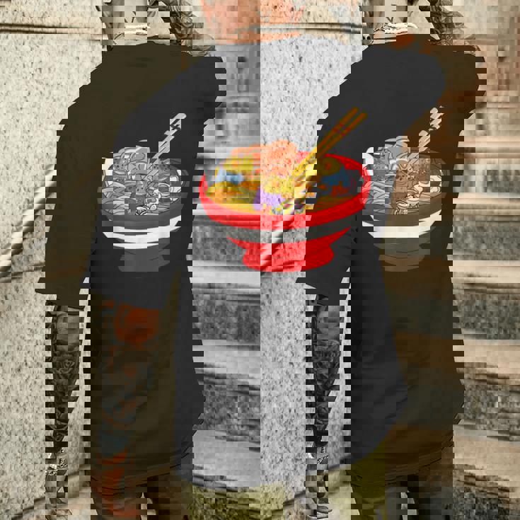 ラーメンを食べる三匹のかわいいカエルのお揃い アニメ恋人 食通 メンズTシャツ バックプリント 彼への贈り物