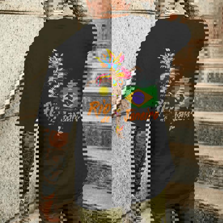 リオデジャネイロブラジルヴィンテージサンバカーニバルダンサーと旗 メンズTシャツ バックプリント 彼への贈り物