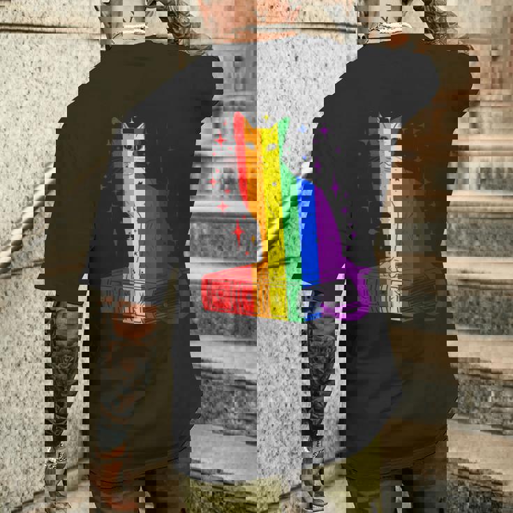 レインボー猫と本と星 Lgbt プライド メンズTシャツ バックプリント 彼への贈り物