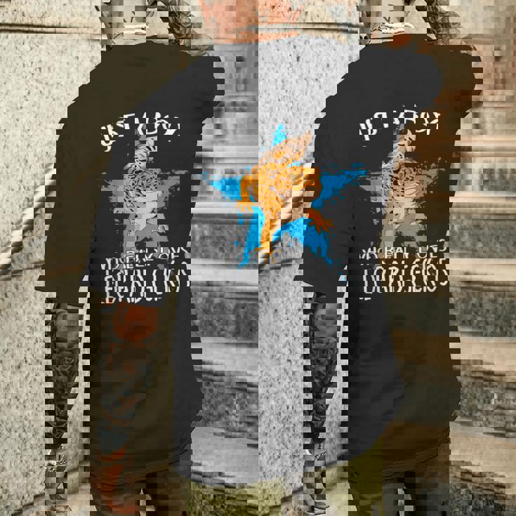 レオパード・ゲッコーが大好きな男の子です。トカゲ 爬虫類 ヒョウモントカゲモドキ メンズTシャツ バックプリント 彼への贈り物