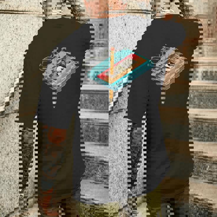 レトロ カセット テープ ペンシル 80 年代 90 年代の音楽ミックステープの振り返り メンズTシャツ バックプリント 彼への贈り物