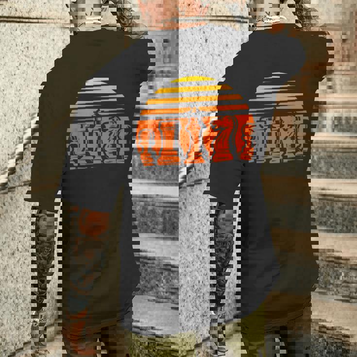 レトロなチェス駒 ヴィンテージ チェックメイト グランドマスター プレーヤー メンズTシャツ バックプリント 彼への贈り物