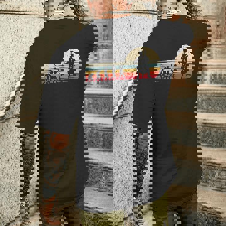 レトロなヴィンテージ チェロラバー 人間の進化 チェロ。 メンズTシャツ バックプリント 彼への贈り物