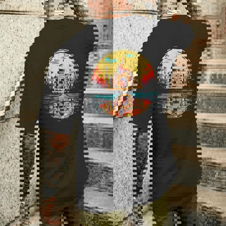 レトロスタイルのタージマハル。 メンズTシャツ バックプリント 彼への贈り物