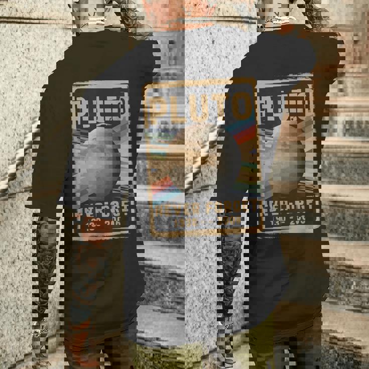 ヴィンテージ 冥王星 Never Forget 2006 天文学 天体物理学 面白い メンズTシャツ バックプリント 彼への贈り物