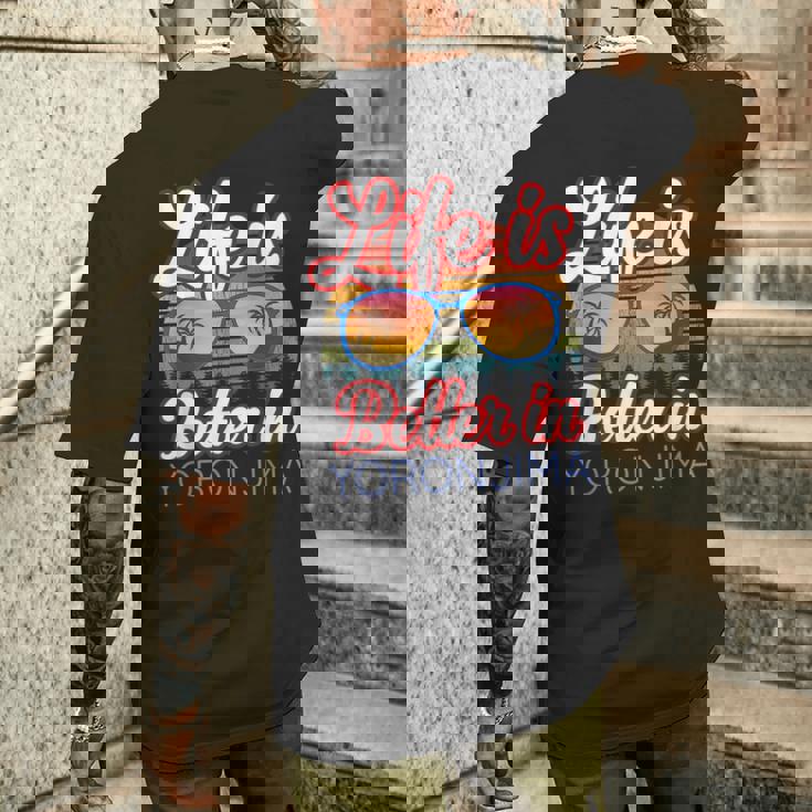 与論島おみやげ 与論島ビーチリゾートでの生活はもっといい メンズTシャツ バックプリント 彼への贈り物