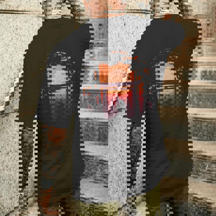 伝統的な日本の侍 日没と鳥居 メンズTシャツ バックプリント 彼への贈り物