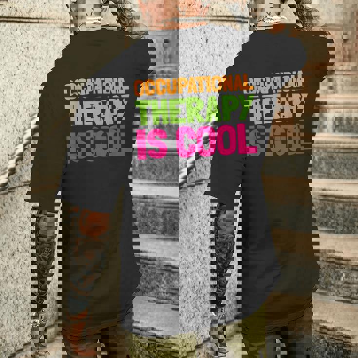 作業療法士作業療法はかっこいい メンズTシャツ バックプリント 彼への贈り物
