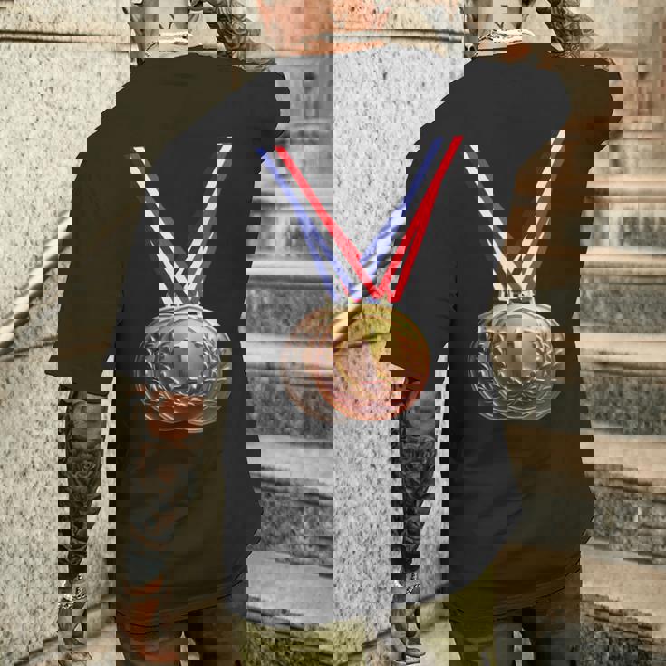 優勝者の学校チームとチャンピオンのための金メダル。 メンズTシャツ バックプリント 彼への贈り物