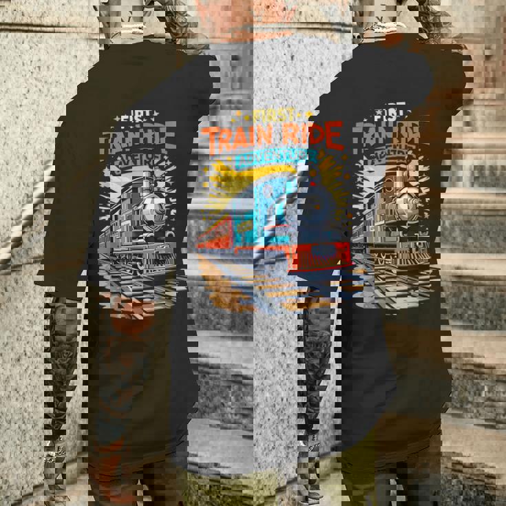 初電車 乗る 鉄道 アドベンチャー 風景 旅行 メモリーギア メンズTシャツ バックプリント 彼への贈り物