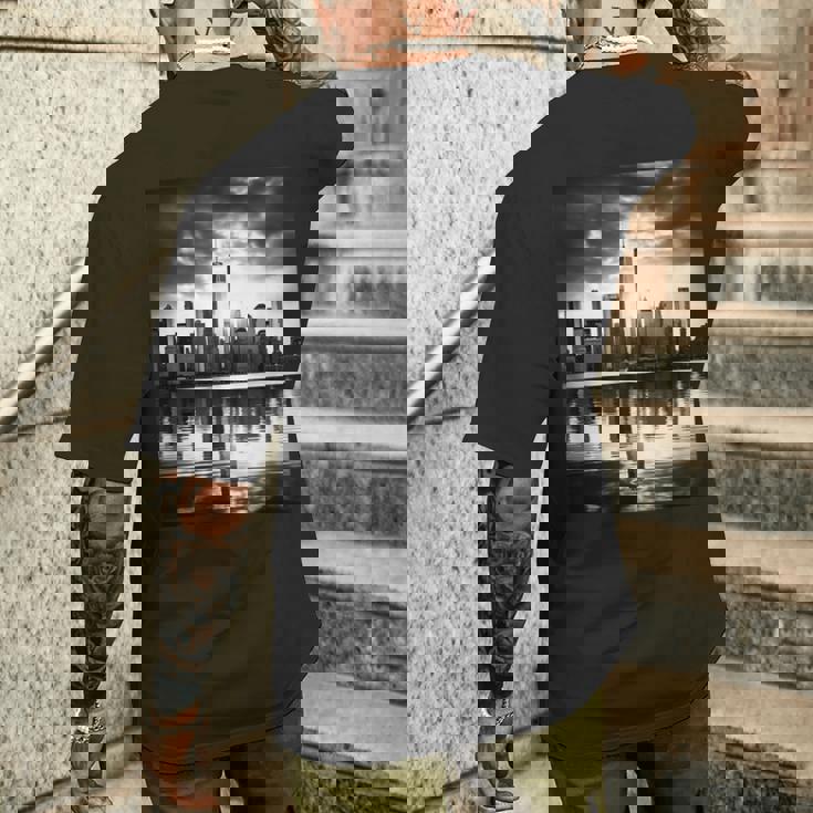 反射写真付き都市のモノクロ写真 メンズTシャツ バックプリント 彼への贈り物