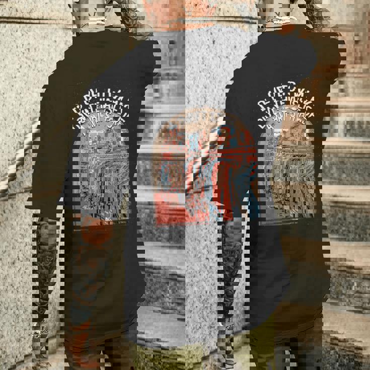 古着屋の通路を歩く面白い古着愛好家 メンズTシャツ バックプリント 彼への贈り物