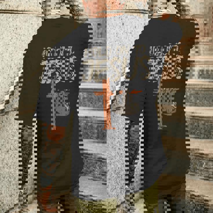 吊り下げナマケモノ ホールド オン イエス 神 クリスチャン メンズ レディース キッズ メンズTシャツ バックプリント 彼への贈り物