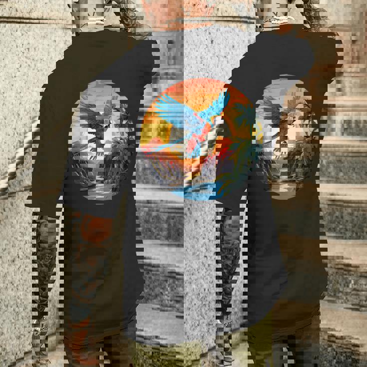 夕日の美しいコンゴウインコ、スカーレットコンゴウインコ メンズTシャツ バックプリント 彼への贈り物