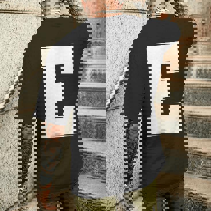 大文字 E アルファベット モノグラム イニシャル メンズTシャツ バックプリント 彼への贈り物