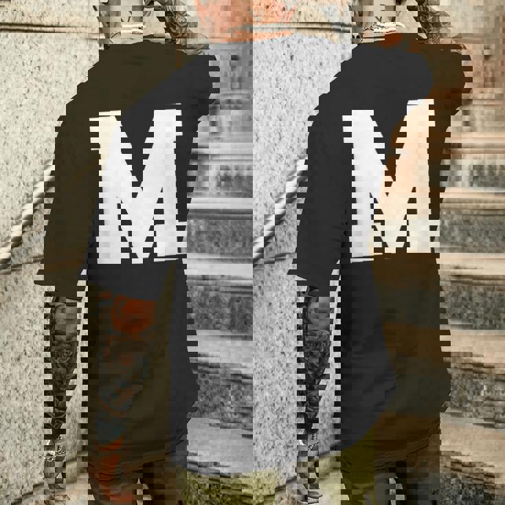 大文字 M アルファベットモノグラム イニシャル メンズTシャツ バックプリント 彼への贈り物