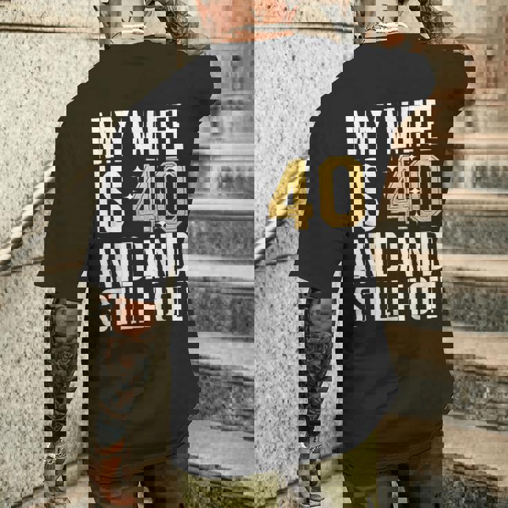 妻 40歳 誕生日プレゼント 妻は40歳でまだ暑い メンズTシャツ バックプリント 彼への贈り物