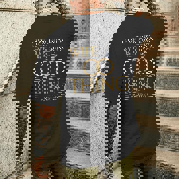 妻を見つけた彼は、良いことを見つける 夫のことわざ 18 22 メンズTシャツ バックプリント 彼への贈り物