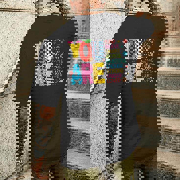 学校の初日に、あなたは素敵で、勇敢で、インスピレーションを与える先生です。 メンズTシャツ バックプリント 彼への贈り物