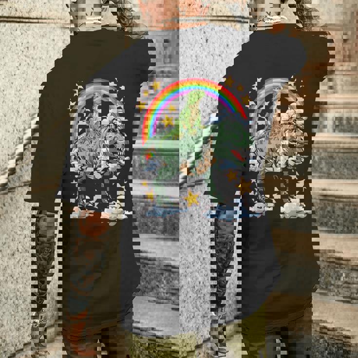 恐竜恐竜に乗る緑のイグアナ メンズTシャツ バックプリント 彼への贈り物