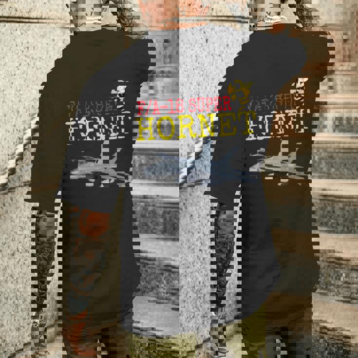 愛国的なアメリカ海軍「FA-18 スーパーホーネット」 In Action。 メンズTシャツ バックプリント 彼への贈り物