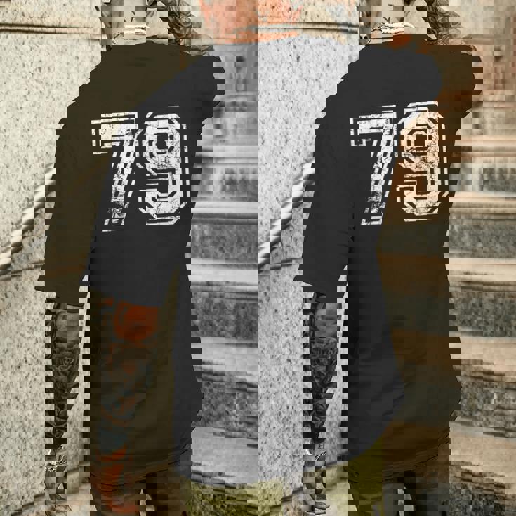 数字 79 ヴィンテージ 1979 誕生日 ヴィンテージ風 メンズTシャツ バックプリント 彼への贈り物