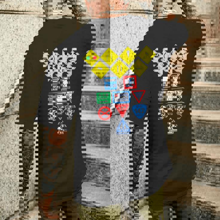 日本の道路標識、日本の交通警告シンボルグラフィック。 メンズTシャツ バックプリント 彼への贈り物