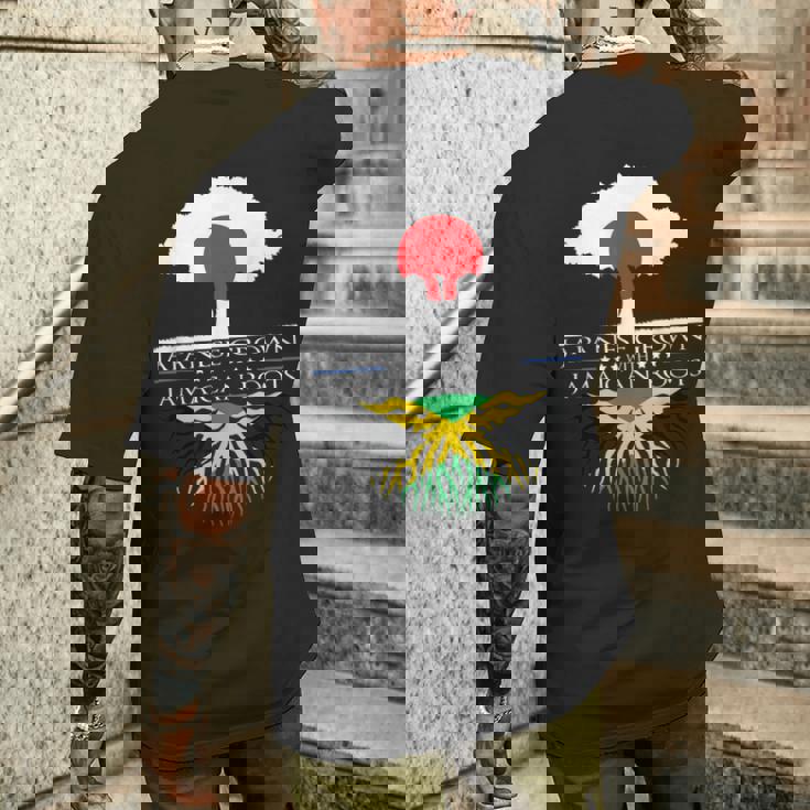 日本育ちのジャマイカ人のルーツ 日本ジャマイカ家系図 メンズTシャツ バックプリント 彼への贈り物