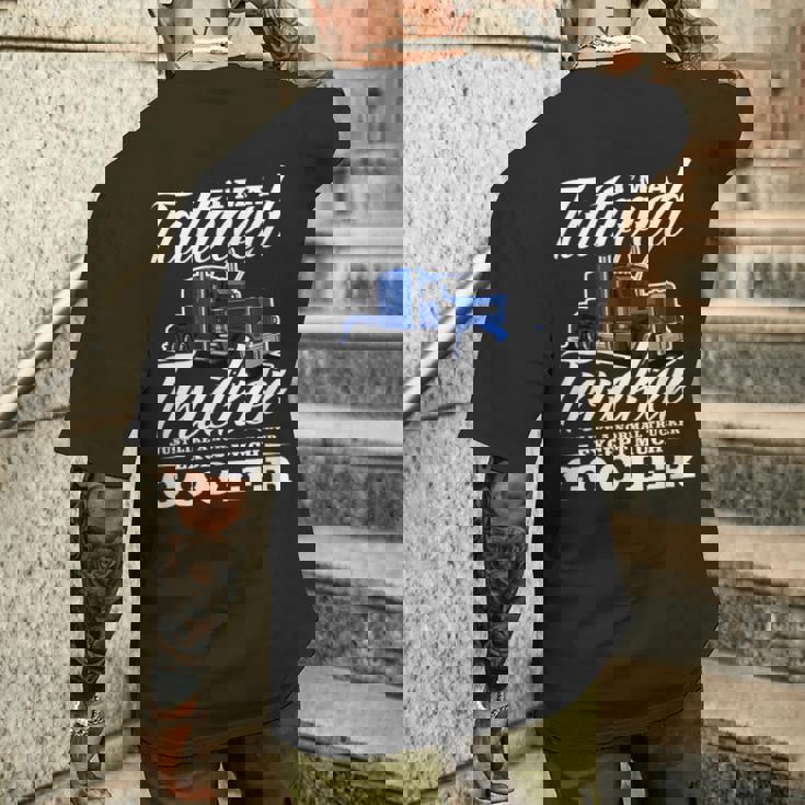 メンズ 普通のトラッカービッグリグトラックドライバーのようなタトゥーの入ったトラッカー メンズTシャツ バックプリント 彼への贈り物