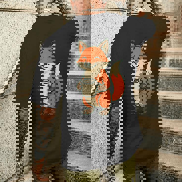 朝のコーヒーを楽しむ居心地の良いキツネ。 メンズTシャツ バックプリント 彼への贈り物