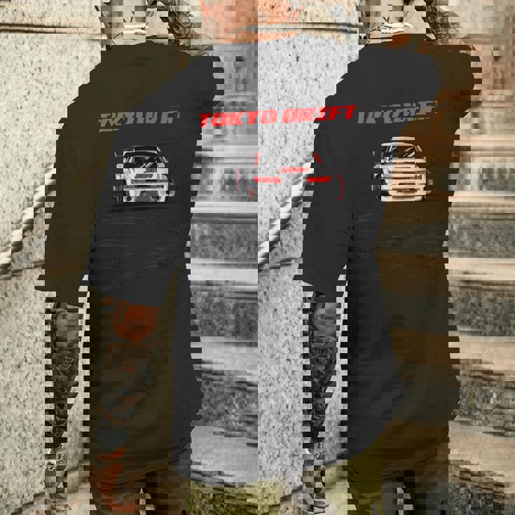 東京 ドリフトカー ジャパン ドリフトレーサー ドーナツ 運転 横向き メンズTシャツ バックプリント 彼への贈り物