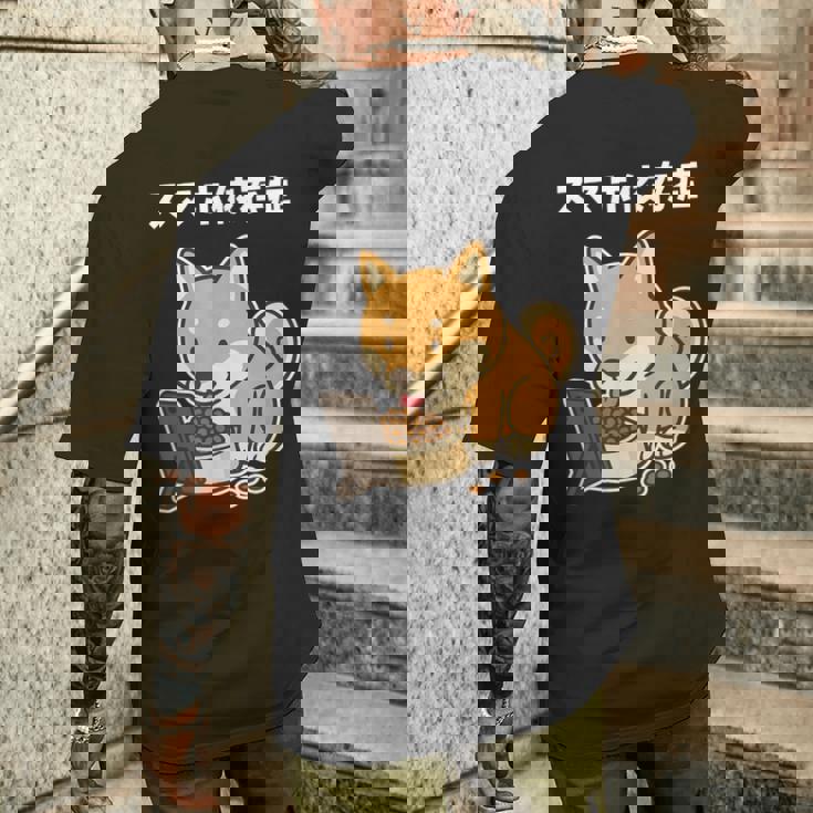 柴犬 いぬ ご飯 食事 スマホ イラスト スマホ依存症 いぬ好き かわいい おもしろ メンズTシャツ バックプリント 彼への贈り物