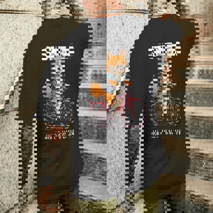 柴犬 いぬ イラスト 柴犬好き 犬好き 自転車 かわいい おもしろ レトロ Ride For Life's Joy メンズTシャツ バックプリント 彼への贈り物