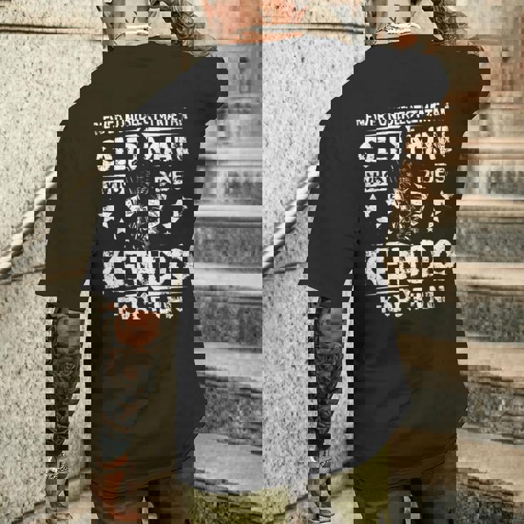 楽しみのために剣道をする老人を決して過小評価しないでください。 メンズTシャツ バックプリント 彼への贈り物