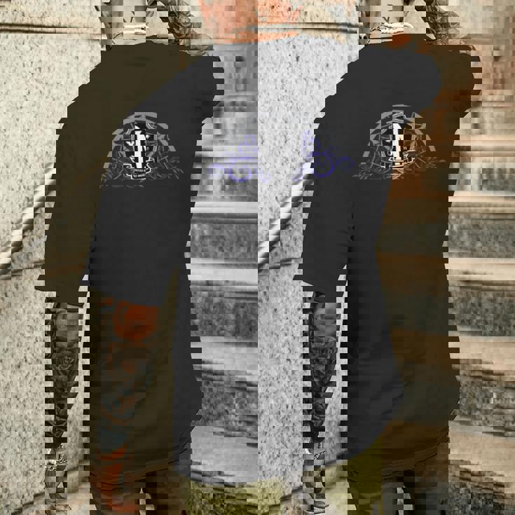 水曜日シリーズ 窓にウェンズデーネバーモアのロゴ。 メンズTシャツ バックプリント 彼への贈り物