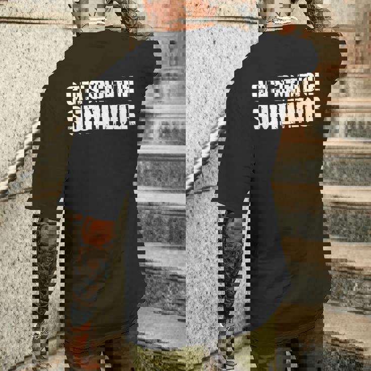 猫のひっかき傷から生き残った私は猫のひっかき傷から生き残りました メンズTシャツ バックプリント 彼への贈り物