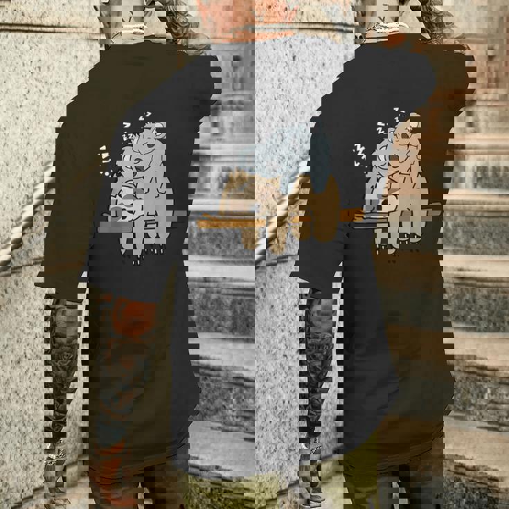 眠っているかわいい怠け者ナマケモノ ベビーコアラ ママベア昼寝 メンズTシャツ バックプリント 彼への贈り物