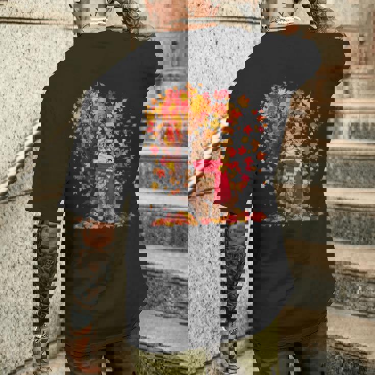 秋 猫 赤いスカーフ 紅葉 かわいい 猫 ママ 滝 メンズTシャツ バックプリント 彼への贈り物