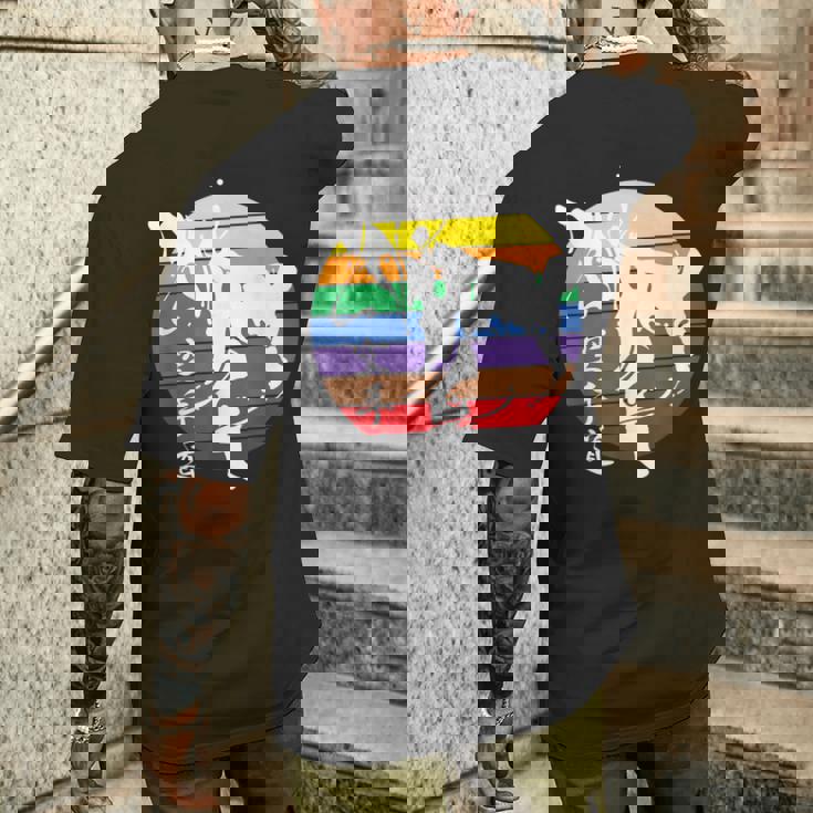 空手道 すべての帯色 横蹴 格闘技 スポーツ 運動選手 空手選手 メンズTシャツ バックプリント 彼への贈り物