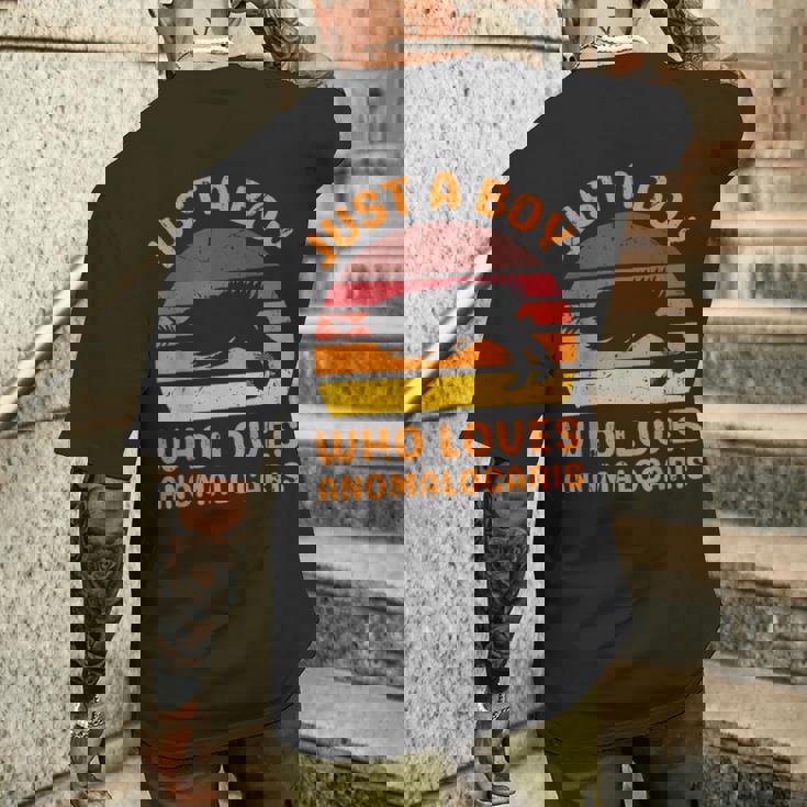 絶滅した節足動物アノマロカリスが大好きなただの少年 メンズTシャツ バックプリント 彼への贈り物