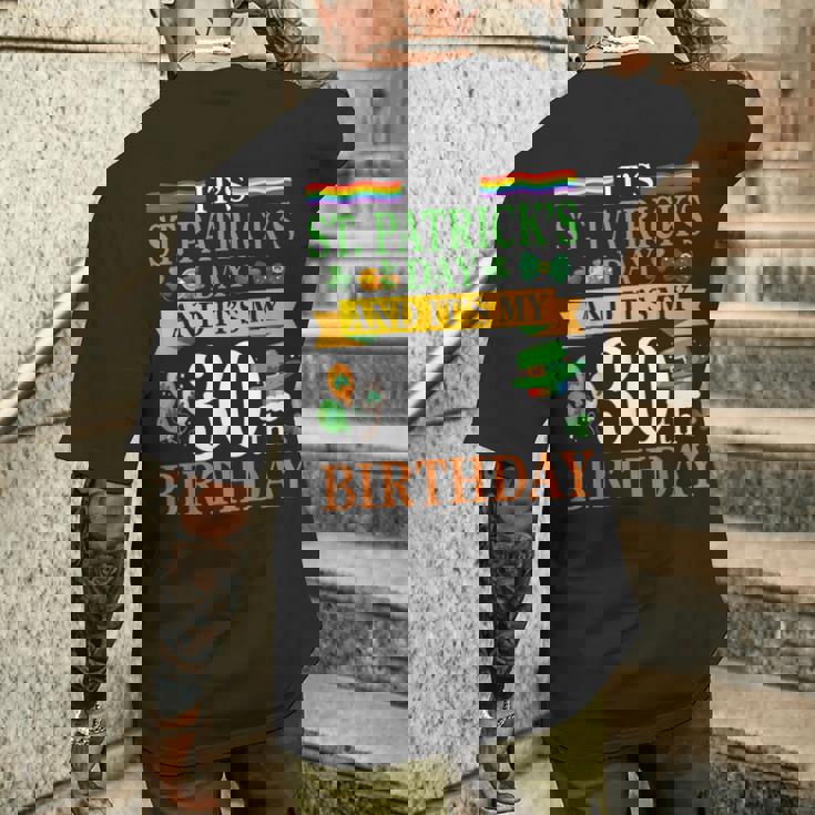 聖パトリックの日と私の30歳の誕生日 30歳 メンズTシャツ バックプリント 彼への贈り物
