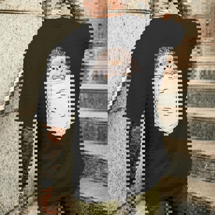 胸ポケットに入ったハリネズミ 衣類 ハリネズミ ギフト メンズTシャツ バックプリント 彼への贈り物