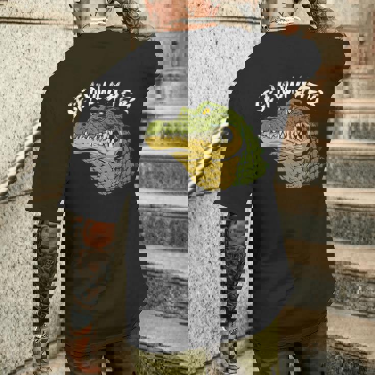 自分らしく生きるか、ワニになるか クロコダイルの言葉 メンズTシャツ バックプリント 彼への贈り物