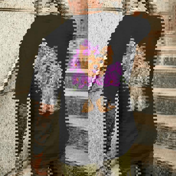 花を持つヨークシャー テリア メンズTシャツ バックプリント 彼への贈り物