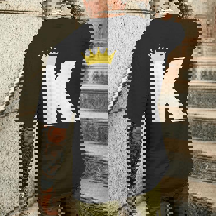 英文字 K 大文字 アルファベット モノグラム イニシャル キング クイーン クラウン メンズTシャツ バックプリント 彼への贈り物