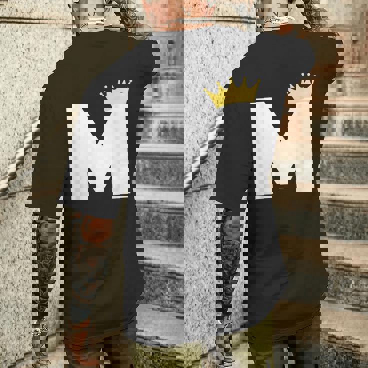 英文字 M 大文字 アルファベット モノグラム イニシャル キング クイーン クラウン メンズTシャツ バックプリント 彼への贈り物