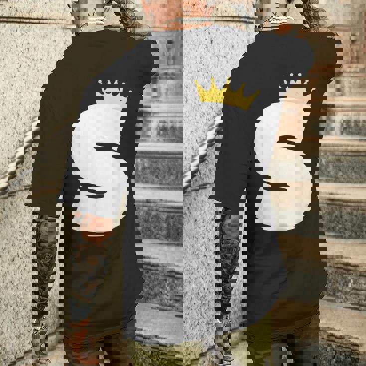 英文字 大文字 アルファベット モノグラム イニシャル キング クイーン クラウン メンズTシャツ バックプリント 彼への贈り物