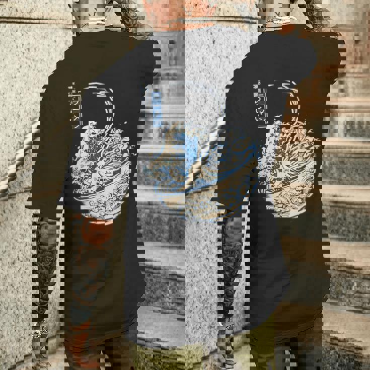 葛飾 北斎 神奈川沖浪裏 有名なヴィンテージアート ラーメン好き ラーメンオタク ラーメン 面白い ネタ ごはん 飯 麺 メンズTシャツ バックプリント 彼への贈り物