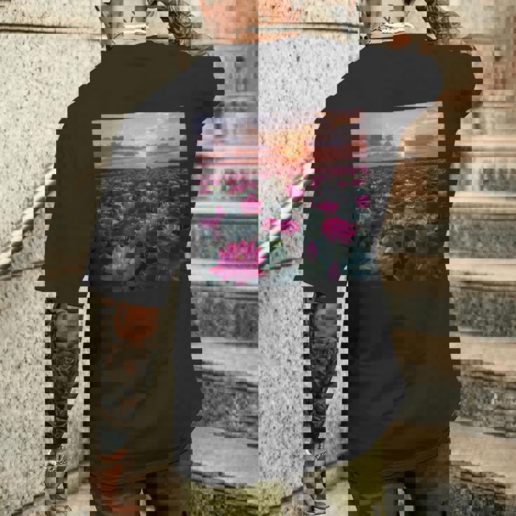 蓮の花畑 美しい夕日のグラフィック メンズTシャツ バックプリント 彼への贈り物